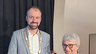 B&uuml;rgermeister Sebastian Stanglmaier ehrte Brigitte Burger f&uuml;r ihr jahrelanges Engagement.