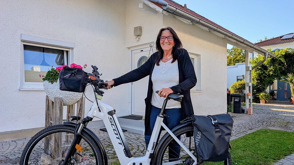 Power-Frau mit E-Bike: Auch nach &uuml;ber 3.000 Kilometern in drei Wochen ist Helga Genau noch startbereit f&uuml;r die n&auml;chste Tour.