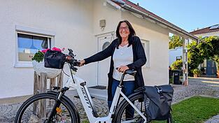 Power-Frau mit E-Bike: Auch nach &uuml;ber 3.000 Kilometern in drei Wochen ist Helga Genau noch startbereit f&uuml;r die n&auml;chste Tour.