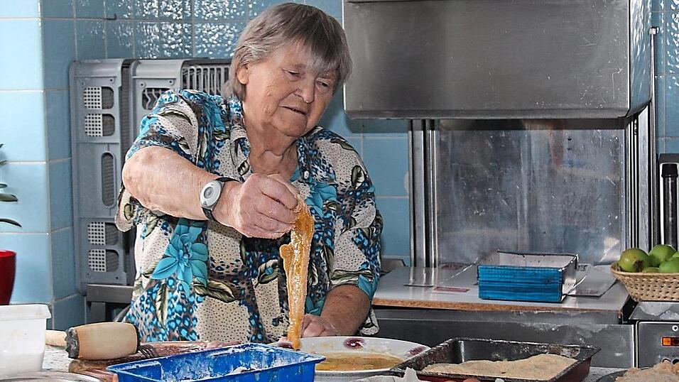 Berta Zenefels bei den Dreharbeiten im Jahr 2018. Wenige Monate später starb die Zollhaus-Wirtin im Alter von 84 Jahren. Ihre Enkelin Hannah Schweier hat den Film dennoch vollendet. Er wird am 16. März im ZDF ausgestrahlt. Berta Zenefels bei den Dreharbeiten im Jahr 2018. Wenige Monate später starb die Zollhaus-Wirtin im Alter von 84 Jahren. Ihre Enkelin Hannah Schweier hat den Film dennoch vollendet. Er wird am 16. März im ZDF ausgestrahlt.