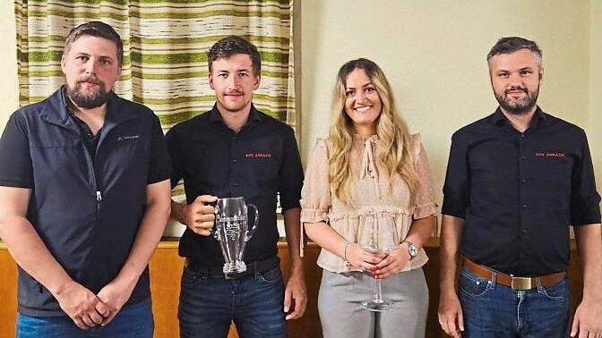 Katja Frisch und Simon Meindl, die ASV Vereinsmeister 2025, freuten sich über die Glückwünsche des Vorsitzenden Michael Kraus (l.) und seines Stellvertreters Tobias Koller. Katja Frisch und Simon Meindl, die ASV Vereinsmeister 2025, freuten sich über die Glückwünsche des Vorsitzenden Michael Kraus (l.) und seines Stellvertreters Tobias Koller.