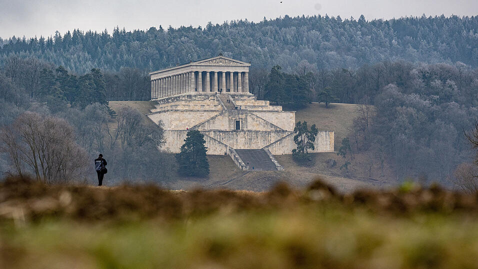 Auf dem Gelände der Walhalla bei Donaustauf stürzte am Sonntagabend ein 32-Jähriger in den Tod. 