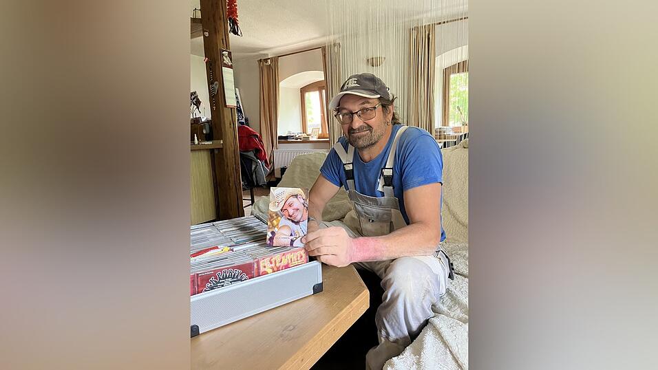 Aufgrund der vielen Fotoanfragen hat die Freundin von Eidenschink für ihn sogar eigene Autogrammkarten entworfen.