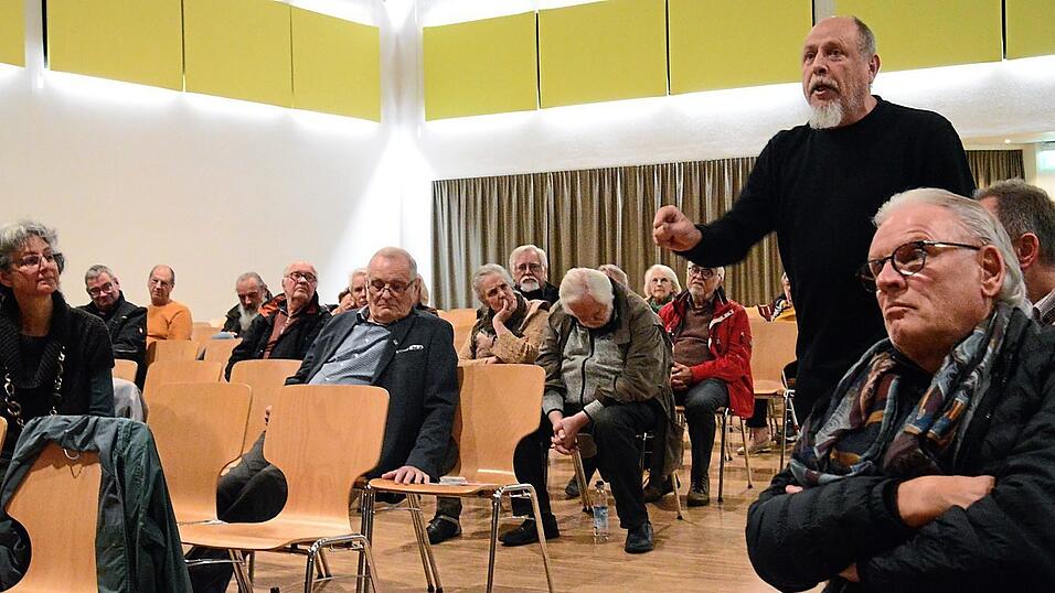 Bei der ausgiebigen Diskussion kündigte Klaus Lüchau (stehend) seinen Einsatz für ein Moosburger Demokratie-Manifest an. Bei der ausgiebigen Diskussion kündigte Klaus Lüchau (stehend) seinen Einsatz für ein Moosburger Demokratie-Manifest an.