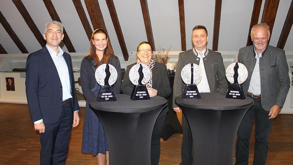 Ein Landrat und vier Preisträger mit ihren Ehrengaben: Ronny Raith (v.l.), Katharina Ederer, Daniela Albrecht (in Vertretung für Carl Gierstorfer), Roland Pongratz und Josef Winter. Ein Landrat und vier Preisträger mit ihren Ehrengaben: Ronny Raith (v.l.), Katharina Ederer, Daniela Albrecht (in Vertretung für Carl Gierstorfer), Roland Pongratz und Josef Winter.