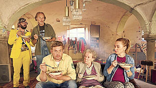 Jeder hat hier so sein Süppchen auszulöffeln (von links): Daniel Christensen, Eisi Gulp, Sebastian Bezzel, Enzi Fuchs und Lisa Maria Potthoff in 'Guglhupfgeschwader'. Jeder hat hier so sein Süppchen auszulöffeln (von links): Daniel Christensen, Eisi Gulp, Sebastian Bezzel, Enzi Fuchs und Lisa Maria Potthoff in 'Guglhupfgeschwader'.