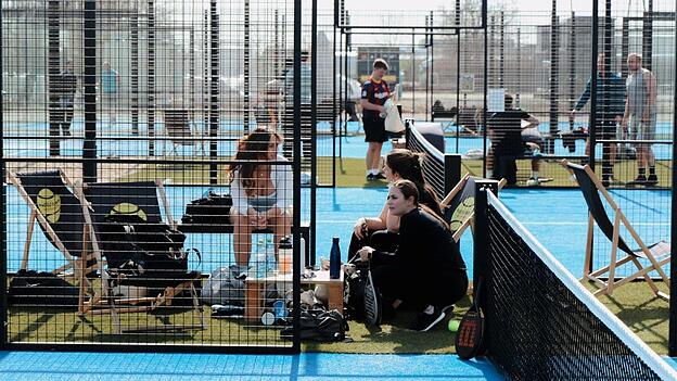 Die meisten Besucher kommen erst abends in den Padel Park.