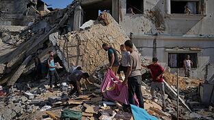 Pal&auml;stinenser am Ort eines israelischen Luftangriffs im Gazastreifen. (Archivbild)