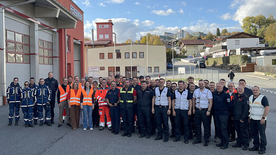 Mit dabei waren die vier ÖEL des Landkreis Regen, Mitglieder der Kreisbrandinspektion Regen, Mitglieder des BRK Kreisverband Regen mit Sanitätseinsatzleitung und Unterstützungsgruppe Sanitätseinsatzleitung, die Unterstützungsgruppe des Örtlichen Einsatzleiter, Mitglieder der Feuerwehr Viechtach, Vertreter der Polizei Viechtach, die Krankenhauseinsatzleitung der Arberlandklinik Viechtach und Mitglieder des THW Regen. Mit dabei waren die vier ÖEL des Landkreis Regen, Mitglieder der Kreisbrandinspektion Regen, Mitglieder des BRK Kreisverband Regen mit Sanitätseinsatzleitung und Unterstützungsgruppe Sanitätseinsatzleitung, die Unterstützungsgruppe des Örtlichen Einsatzleiter, Mitglieder der Feuerwehr Viechtach, Vertreter der Polizei Viechtach, die Krankenhauseinsatzleitung der Arberlandklinik Viechtach und Mitglieder des THW Regen.