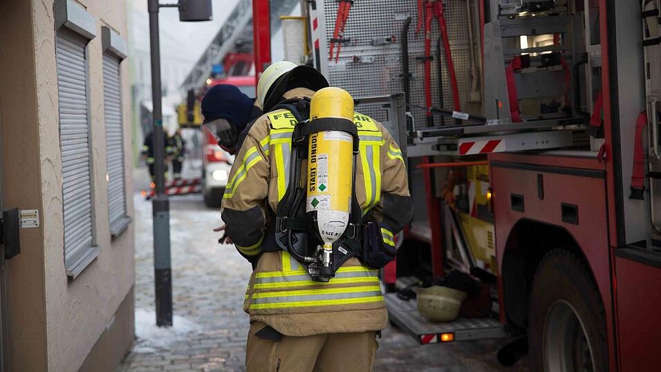 Inmitten dieses brennenden Hauses in der Griesgasse in Dingolfing entdeckte die Feuerwehr die Leiche.
