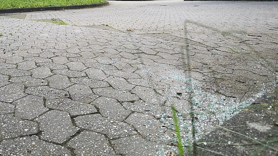 Die Auseinandersetzung hatte sich auf dem Parkplatz eines Supermarkts in K&ouml;fering abgespielt. (Symbolbild)