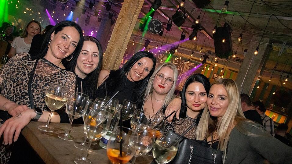 Die Stimmung bei den Partygängern am Samstagabend war prächtig. Die Stimmung bei den Partygängern am Samstagabend war prächtig.