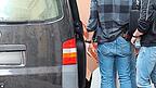 Polizisten verluden am 24. April nach der Durchsuchung Produkte aus dem Hanfladen in einen schwarzen Van.