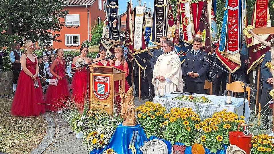 Festdamen tragen die Fürbitten vor.