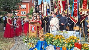 Festdamen tragen die Fürbitten vor.