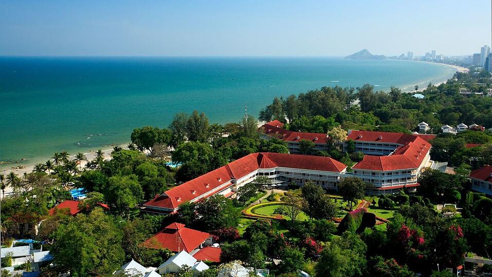 Auch Gebäude von Thailands führender Hotelkette Centara wurden schon als Filmkulisse ausgewählt - so das Centara Grand Beach Resort & Villas Hua Hin.