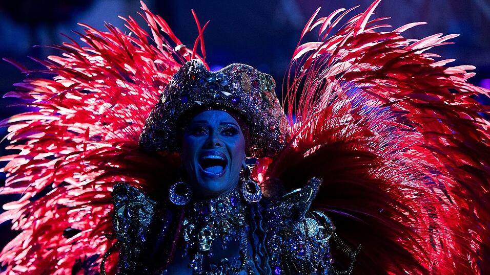 Die Top-Schulen begeisterten die Zuschauer mit funkelnden Kost&uuml;men und mitrei&szlig;enden Trommelschl&auml;gen.