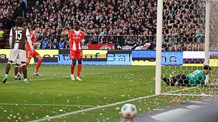 Das Rekordtor: Leon Goretzka (2.v.l.) schießt den 102. Bayern-Treffer in dieser Saison. Das Rekordtor: Leon Goretzka (2.v.l.) schießt den 102. Bayern-Treffer in dieser Saison.