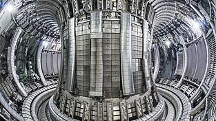 Die europäische Fusionsanlage Jet in Großbritannien hat Anfang Februar einen neuen Weltrekord der Energieerzeugung aufgestellt. Aber auch in dieser Anlage ist die Energiebilanz noch nicht positiv. Die europäische Fusionsanlage Jet in Großbritannien hat Anfang Februar einen neuen Weltrekord der Energieerzeugung aufgestellt. Aber auch in dieser Anlage ist die Energiebilanz noch nicht positiv.