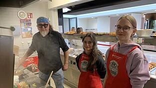 Wohlschmeckend und gesund: Sternekoch Stefan Marquard bekochte zusammen mit den Schülern das Maristen-Gymnasium. Wohlschmeckend und gesund: Sternekoch Stefan Marquard bekochte zusammen mit den Schülern das Maristen-Gymnasium.