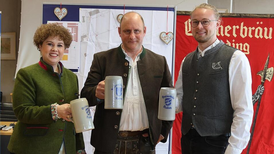 Nach 23 Jahren gibt es wieder Greiner-Festbier und das sogar im Flaschl: Bürgermeisterin Alexandra Riedl, Festwirt Stefan Fichtl und Eventmanager Sebastian Gabler ist die Vorfreude aufs 70. Rodinger Volksfest anzumerken. Das Festbier mit grünem Etikett wird ab 2. Juni im Handel erhältlich sein, die Maß am Esper kostet 9,80 Euro. Nach 23 Jahren gibt es wieder Greiner-Festbier und das sogar im Flaschl: Bürgermeisterin Alexandra Riedl, Festwirt Stefan Fichtl und Eventmanager Sebastian Gabler ist die Vorfreude aufs 70. Rodinger Volksfest anzumerken. Das Festbier mit grünem Etikett wird ab 2. Juni im Handel erhältlich sein, die Maß am Esper kostet 9,80 Euro.