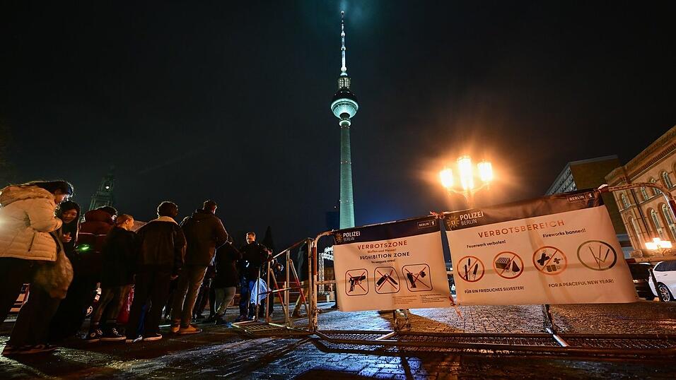 Auf dem Alexanderplatz in Berlin sind Feuerwerk und Böller verboten. Auf dem Alexanderplatz in Berlin sind Feuerwerk und Böller verboten.