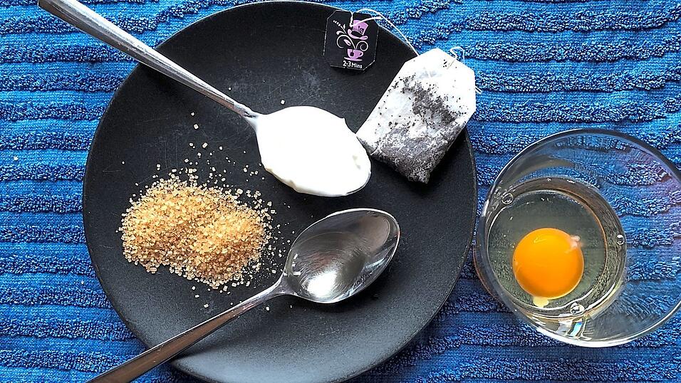 Aus Zucker, Quark, Ei, Tee und &Ouml;l lassen sich Masken f&uuml;r Haut und Haare abmischen.