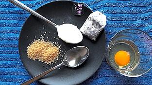 Aus Zucker, Quark, Ei, Tee und Öl lassen sich Masken für Haut und Haare abmischen. Aus Zucker, Quark, Ei, Tee und Öl lassen sich Masken für Haut und Haare abmischen.