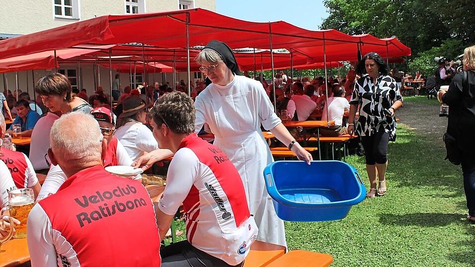 Schwester Johanna Franziska, zur Abwechslung mal nicht umgeben von den Kindergartenkindern, beim Geschirrdienst