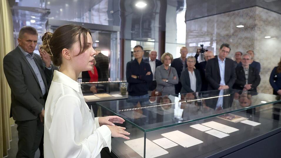 Archivinspektorin Bernadette Heller erläuterte im Anschluss an die Eröffnung bei einem Rundgang durch die Ausstellung die gezeigten Exponate. Archivinspektorin Bernadette Heller erläuterte im Anschluss an die Eröffnung bei einem Rundgang durch die Ausstellung die gezeigten Exponate.