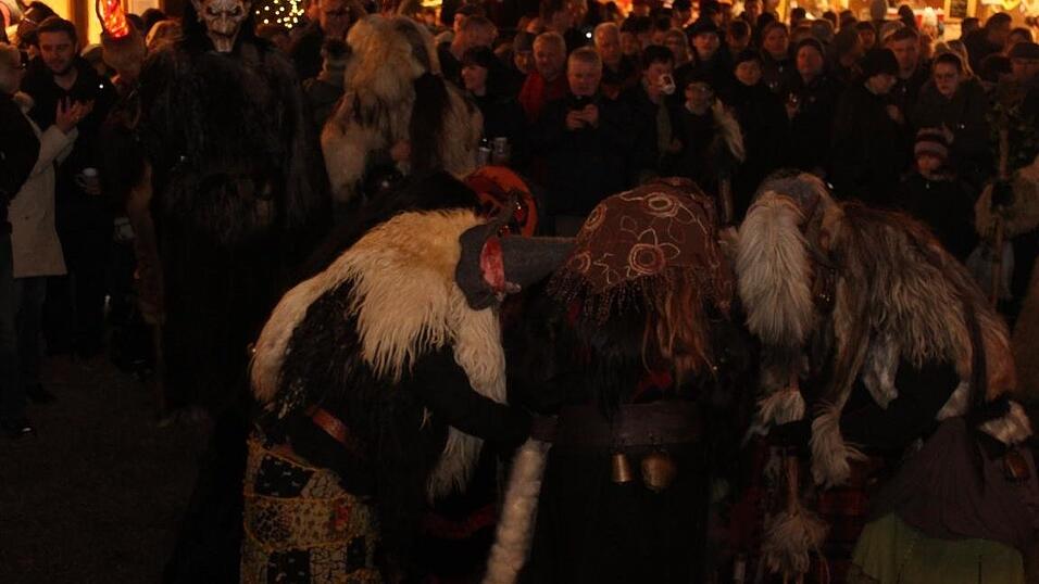 Die Perchtengruppe 'Frisinger Fratz'n' trat am Mittwochabend auf dem Landshuter Christkindlmarkt auf. Die Perchtengruppe 'Frisinger Fratz'n' trat am Mittwochabend auf dem Landshuter Christkindlmarkt auf.