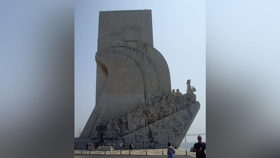Das 'Padrão dos Descobrimentos' zeigt ein Segelschiff mit 33 Personen der Geschichte Portugals. An der Spitze steht Heinrich, der Seefahrer. Das 'Padrão dos Descobrimentos' zeigt ein Segelschiff mit 33 Personen der Geschichte Portugals. An der Spitze steht Heinrich, der Seefahrer.
