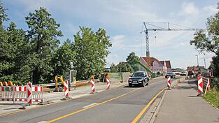 Der Neubau der Brücke über den Quadfeldmühlbach hat begonnen: Auch ein Baukran ist notwendig.