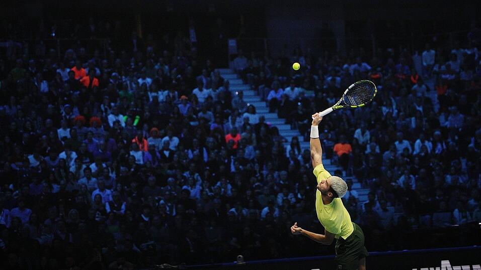 Volle Konzentration beim Aufschlag: Carlos Alcaraz. Volle Konzentration beim Aufschlag: Carlos Alcaraz.