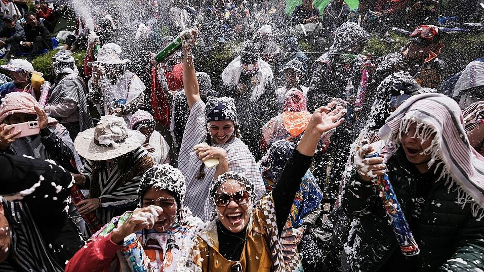 Beim Karneval der Schwarzen und Wei&szlig;en wird die &Uuml;berwindung ethnischer Unterschiede gefeiert.
