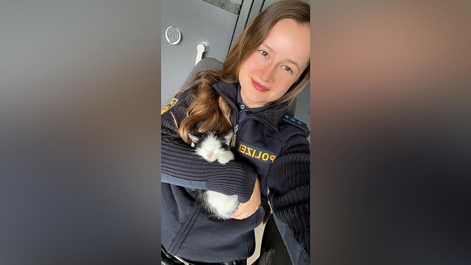 Kürbis zusammen mit Polizistin Julia, die das Kätzchen von der Rastanlage ins Straubinger Tierheim brachte. 