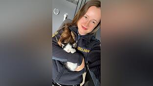 Kürbis zusammen mit Polizistin Julia, die das Kätzchen von der Rastanlage ins Straubinger Tierheim brachte. 