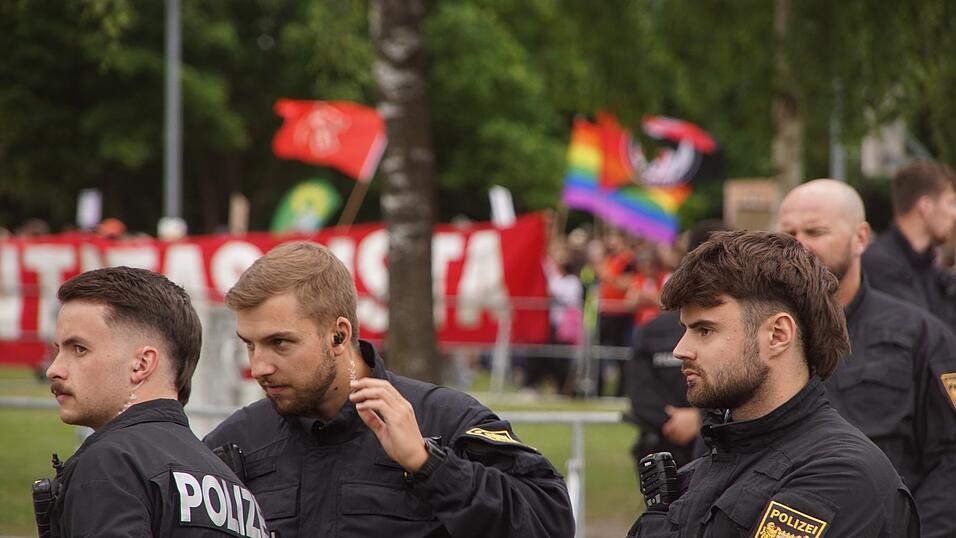 Polizisten und Absperrgitter trennten den Bereich der AfD im Vordergrund vom Bereich der Gegendemonstranten im Hintergrund. Polizisten und Absperrgitter trennten den Bereich der AfD im Vordergrund vom Bereich der Gegendemonstranten im Hintergrund.