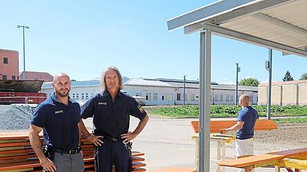 Heute noch in Haft, bald am Hagen: Biertische und Bierbänke einer Volkfest-Brauerei haben die Maler und Lackierer der JVA-Malerei wie etwa Michael (hinten) unter Leitung von Matthias Kripp (links) und Christian Schäffner in den vergangenen Monaten wieder auf Vordermann gebracht.