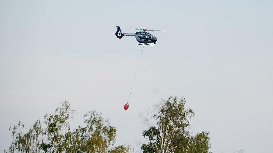Am Sonntag werden zwei Hubschrauber zum Löschen eingesetzt. Am Sonntag werden zwei Hubschrauber zum Löschen eingesetzt.