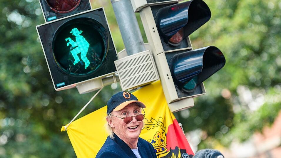 An Ampeln in Emden ist der hüpfende Komiker Otto mit wehenden Haaren zu sehen. (Archivbild) An Ampeln in Emden ist der hüpfende Komiker Otto mit wehenden Haaren zu sehen. (Archivbild)