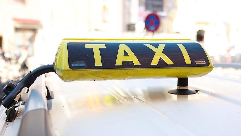 'Wenn wir unsere Kosten richtig umlegen würden, wären wir 30 Prozent teurer', sagt Taxiunternehmer Manfred Hetznegger. Die Gebühren legt die Stadt fest. 'Wenn wir unsere Kosten richtig umlegen würden, wären wir 30 Prozent teurer', sagt Taxiunternehmer Manfred Hetznegger. Die Gebühren legt die Stadt fest.