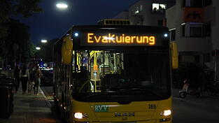 Mit umfunktionierten Stadtbussen wurden die Anwohner in Sicherheit gebracht.