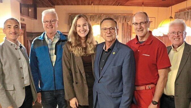 Bürgermeister Franz Wittmann (4.v.l.) erhielt auf der Nominierungsversammlung des Viechtacher CSU 100 Prozent der abgegebenen gültigen Stimmen. (v.l.) Landrat Ronny Raith, Vorsitzender der CSU-Kreistagsfraktion Edwin Schedlbauer, Vorsitzende der Orts-CSU Agnes Brücklmeyer, stv. Vorsitzender der Orts-CSU Dr. Stefan Brücklmayer und CSU-Fraktionsfüherer im Viechtacher Stadtrat Albert Dirnberger Bürgermeister Franz Wittmann (4.v.l.) erhielt auf der Nominierungsversammlung des Viechtacher CSU 100 Prozent der abgegebenen gültigen Stimmen. (v.l.) Landrat Ronny Raith, Vorsitzender der CSU-Kreistagsfraktion Edwin Schedlbauer, Vorsitzende der Orts-CSU Agnes Brücklmeyer, stv. Vorsitzender der Orts-CSU Dr. Stefan Brücklmayer und CSU-Fraktionsfüherer im Viechtacher Stadtrat Albert Dirnberger