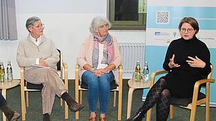 Ulf Brunnbauer (von links), Annette Meussling-Sentpali, Silvia Berthold und Daniela Hartl-Göthner diskutierten die Interview-Aussagen aus einem Forschungsprojekt zu Pflegekräften aus Südosteuropa.