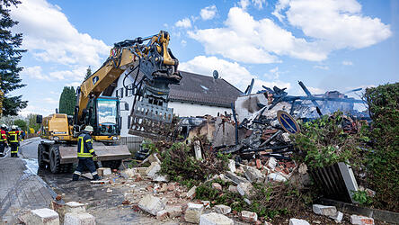 Die Aufr&auml;umarbeiten dauerten bis in die Nacht hinein.
