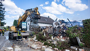 Die Aufr&auml;umarbeiten dauerten bis in die Nacht hinein.