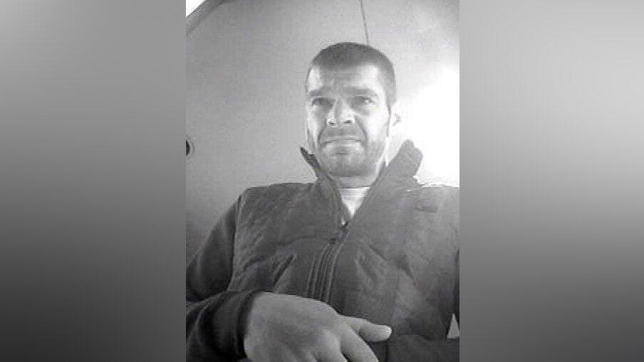 Mit diesem Bild sucht die Polizei nach einem Dieb, der mit einer geklauten EC-Karte mehrere tausend Euro abgehoben haben soll.