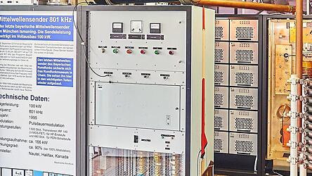 Ein Teil des großen Mittelwellensenders aus München-Ismaning im Eingangsbereich des Rundfunkmuseums ist in Betrieb. Der restliche Teil ist gut eingelagert im Museums-Depot.