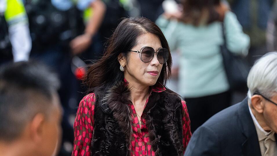 Jimmy Lais Ehefrau, Teresa Lai, kam mit weiteren Unterstützern zu dem Gerichtstermin. Jimmy Lais Ehefrau, Teresa Lai, kam mit weiteren Unterstützern zu dem Gerichtstermin.